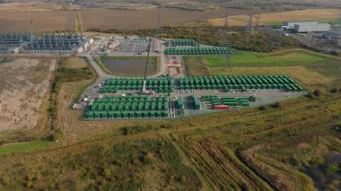 Tilbury İngiltere 'deki Massive BESS Tesisi, Ulusal Şebeke İstikrarı 4K Videosu için Batarya Depolama Altyapısının Sinematik İnsansız Hava Aracı