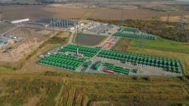 Tilbury İngiltere 'deki Massive BESS Tesisi, Ulusal Şebeke İstikrarı 4K Videosu için Batarya Depolama Altyapısının Sinematik İnsansız Hava Aracı