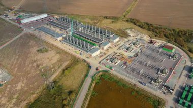 Tilbury İngiltere 'deki Massive BESS Tesisi, Ulusal Şebeke İstikrarı 4K Videosu için Batarya Depolama Altyapısının Sinematik İnsansız Hava Aracı