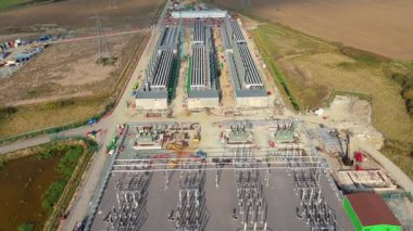 Tilbury İngiltere 'deki Massive BESS Tesisi, Ulusal Şebeke İstikrarı 4K Videosu için Batarya Depolama Altyapısının Sinematik İnsansız Hava Aracı