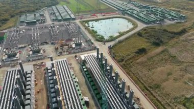 Tilbury İngiltere 'deki Massive BESS Tesisi, Ulusal Şebeke İstikrarı 4K Videosu için Batarya Depolama Altyapısının Sinematik İnsansız Hava Aracı