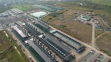 Tilbury İngiltere 'deki Massive BESS Tesisi, Ulusal Şebeke İstikrarı 4K Videosu için Batarya Depolama Altyapısının Sinematik İnsansız Hava Aracı