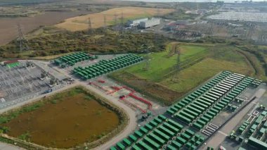 Tilbury İngiltere 'deki Massive BESS Tesisi, Ulusal Şebeke İstikrarı 4K Videosu için Batarya Depolama Altyapısının Sinematik İnsansız Hava Aracı