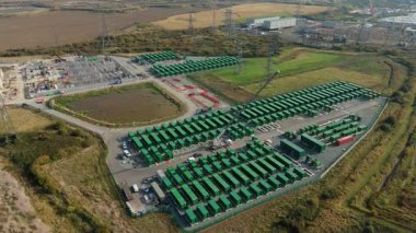Tilbury İngiltere 'deki Massive BESS Tesisi, Ulusal Şebeke İstikrarı 4K Videosu için Batarya Depolama Altyapısının Sinematik İnsansız Hava Aracı