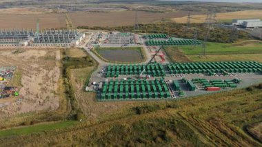 Tilbury İngiltere 'deki Massive BESS Tesisi, Ulusal Şebeke İstikrarı 4K Videosu için Batarya Depolama Altyapısının Sinematik İnsansız Hava Aracı