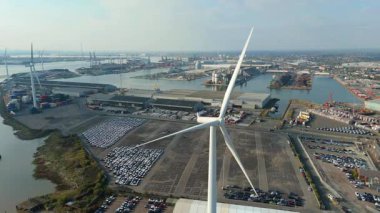 Thames nehri üzerindeki Tilbury Rıhtımı ve Endüstriyel Liman, Global İthalat ve Denizcilik Lojistik 4K İHA 'sı için Büyük Kargo Terminali