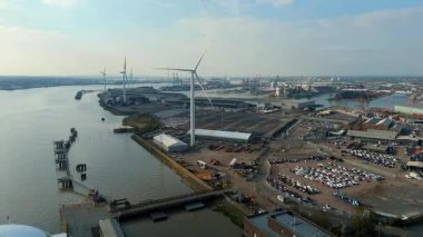 Thames nehri üzerindeki Tilbury Rıhtımı ve Endüstriyel Liman, Global İthalat ve Denizcilik Lojistik 4K İHA 'sı için Büyük Kargo Terminali