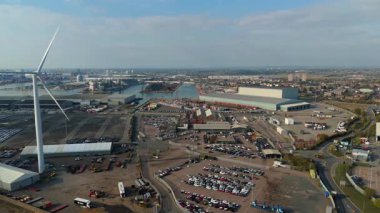Thames nehri üzerindeki Tilbury Rıhtımı ve Endüstriyel Liman, Global İthalat ve Denizcilik Lojistik 4K İHA 'sı için Büyük Kargo Terminali