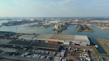 Thames nehri üzerindeki Tilbury Rıhtımı ve Endüstriyel Liman, Global İthalat ve Denizcilik Lojistik 4K İHA 'sı için Büyük Kargo Terminali