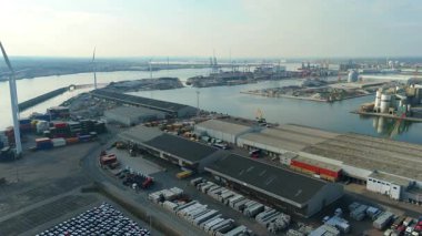 Thames nehri üzerindeki Tilbury Rıhtımı ve Endüstriyel Liman, Global İthalat ve Denizcilik Lojistik 4K İHA 'sı için Büyük Kargo Terminali