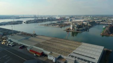 Thames nehri üzerindeki Tilbury Rıhtımı ve Endüstriyel Liman, Global İthalat ve Denizcilik Lojistik 4K İHA 'sı için Büyük Kargo Terminali