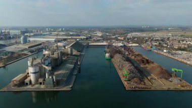 Thames nehri üzerindeki Tilbury Rıhtımı ve Endüstriyel Liman, Global İthalat ve Denizcilik Lojistik 4K İHA 'sı için Büyük Kargo Terminali