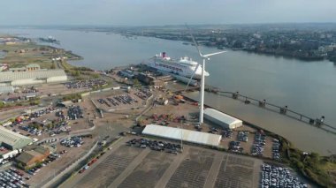 Thames nehri üzerindeki Tilbury Rıhtımı ve Endüstriyel Liman, Global İthalat ve Denizcilik Lojistik 4K İHA 'sı için Büyük Kargo Terminali