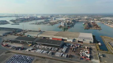 Thames nehri üzerindeki Tilbury Rıhtımı ve Endüstriyel Liman, Global İthalat ve Denizcilik Lojistik 4K İHA 'sı için Büyük Kargo Terminali