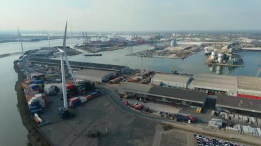 Thames nehri üzerindeki Tilbury Rıhtımı ve Endüstriyel Liman, Global İthalat ve Denizcilik Lojistik 4K İHA 'sı için Büyük Kargo Terminali