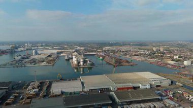 Thames nehri üzerindeki Tilbury Rıhtımı ve Endüstriyel Liman, Global İthalat ve Denizcilik Lojistik 4K İHA 'sı için Büyük Kargo Terminali