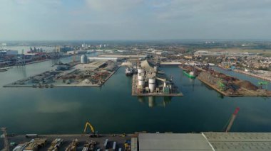 Thames nehri üzerindeki Tilbury Rıhtımı ve Endüstriyel Liman, Global İthalat ve Denizcilik Lojistik 4K İHA 'sı için Büyük Kargo Terminali