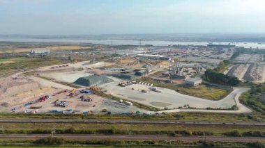 Thames nehri üzerindeki Tilbury Rıhtımı ve Endüstriyel Liman, Global İthalat ve Denizcilik Lojistik 4K İHA 'sı için Büyük Kargo Terminali