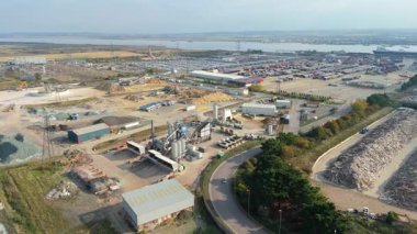 Thames nehri üzerindeki Tilbury Rıhtımı ve Endüstriyel Liman, Global İthalat ve Denizcilik Lojistik 4K İHA 'sı için Büyük Kargo Terminali