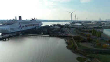 Thames nehri üzerindeki Tilbury Rıhtımı ve Endüstriyel Liman, Global İthalat ve Denizcilik Lojistik 4K İHA 'sı için Büyük Kargo Terminali