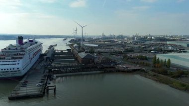 Thames nehri üzerindeki Tilbury Rıhtımı ve Endüstriyel Liman, Global İthalat ve Denizcilik Lojistik 4K İHA 'sı için Büyük Kargo Terminali