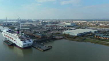 Thames nehri üzerindeki Tilbury Rıhtımı ve Endüstriyel Liman, Global İthalat ve Denizcilik Lojistik 4K İHA 'sı için Büyük Kargo Terminali