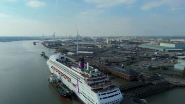Thames nehri üzerindeki Tilbury Rıhtımı ve Endüstriyel Liman, Global İthalat ve Denizcilik Lojistik 4K İHA 'sı için Büyük Kargo Terminali