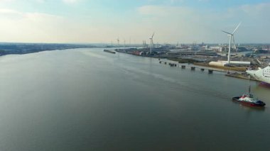Thames nehri üzerindeki Tilbury Rıhtımı ve Endüstriyel Liman, Global İthalat ve Denizcilik Lojistik 4K İHA 'sı için Büyük Kargo Terminali