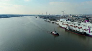 Thames nehri üzerindeki Tilbury Rıhtımı ve Endüstriyel Liman, Global İthalat ve Denizcilik Lojistik 4K İHA 'sı için Büyük Kargo Terminali
