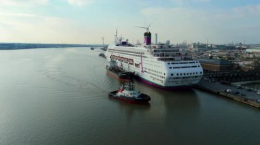 Thames nehri üzerindeki Tilbury Rıhtımı ve Endüstriyel Liman, Global İthalat ve Denizcilik Lojistik 4K İHA 'sı için Büyük Kargo Terminali