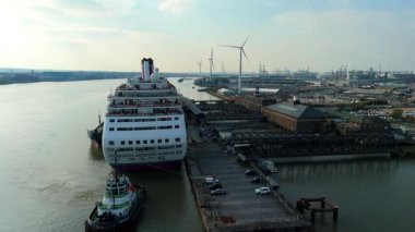 Thames nehri üzerindeki Tilbury Rıhtımı ve Endüstriyel Liman, Global İthalat ve Denizcilik Lojistik 4K İHA 'sı için Büyük Kargo Terminali