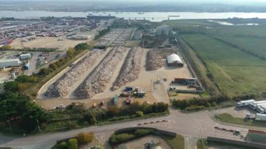 Thames nehri üzerindeki Tilbury Rıhtımı ve Endüstriyel Liman, Global İthalat ve Denizcilik Lojistik 4K İHA 'sı için Büyük Kargo Terminali