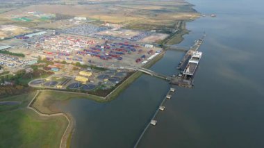 İngiltere 'deki Tilbury Atık Su arıtma Tesisi' nin hava görüntüsü, Essex İngiltere 'deki Thames Geçidi yakınlarındaki Büyük Sanayi Kanalizasyon İşleri 4K Drone