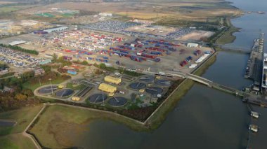 İngiltere 'deki Tilbury Atık Su arıtma Tesisi' nin hava görüntüsü, Essex İngiltere 'deki Thames Geçidi yakınlarındaki Büyük Sanayi Kanalizasyon İşleri 4K Drone