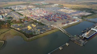 İngiltere 'deki Tilbury Atık Su arıtma Tesisi' nin hava görüntüsü, Essex İngiltere 'deki Thames Geçidi yakınlarındaki Büyük Sanayi Kanalizasyon İşleri 4K Drone