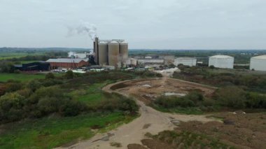 Geniş Britanya Şeker Fabrikası Altyapısının Üzerinde Büyük Depolama Siloları ve Egzoz Plumlarıyla Sinema Uçuşu