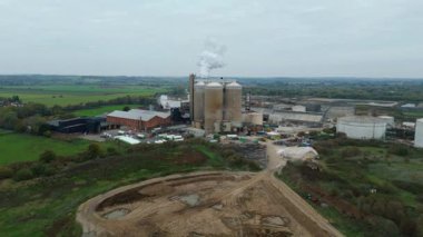 Geniş Britanya Şeker Fabrikası Altyapısının Üzerinde Büyük Depolama Siloları ve Egzoz Plumlarıyla Sinema Uçuşu