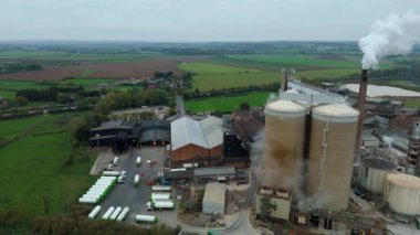 Geniş Britanya Şeker Fabrikası Altyapısının Üzerinde Büyük Depolama Siloları ve Egzoz Plumlarıyla Sinema Uçuşu