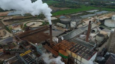 Geniş Britanya Şeker Fabrikası Altyapısının Üzerinde Büyük Depolama Siloları ve Egzoz Plumlarıyla Sinema Uçuşu