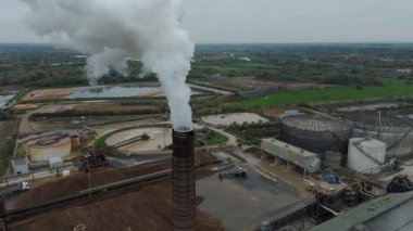 Geniş Britanya Şeker Fabrikası Altyapısının Üzerinde Büyük Depolama Siloları ve Egzoz Plumlarıyla Sinema Uçuşu