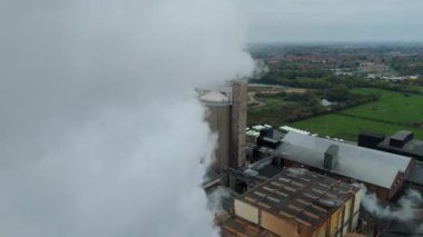 Geniş Britanya Şeker Fabrikası Altyapısının Üzerinde Büyük Depolama Siloları ve Egzoz Plumlarıyla Sinema Uçuşu