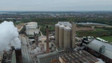 Geniş Britanya Şeker Fabrikası Altyapısının Üzerinde Büyük Depolama Siloları ve Egzoz Plumlarıyla Sinema Uçuşu