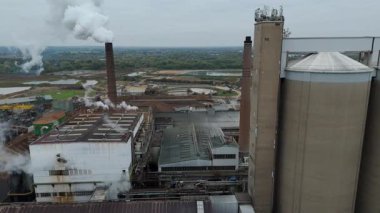 Geniş Britanya Şeker Fabrikası Altyapısının Üzerinde Büyük Depolama Siloları ve Egzoz Plumlarıyla Sinema Uçuşu