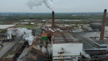 Geniş Britanya Şeker Fabrikası Altyapısının Üzerinde Büyük Depolama Siloları ve Egzoz Plumlarıyla Sinema Uçuşu