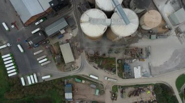 Geniş Britanya Şeker Fabrikası Altyapısının Üzerinde Büyük Depolama Siloları ve Egzoz Plumlarıyla Sinema Uçuşu