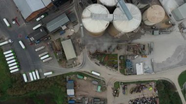 Geniş Britanya Şeker Fabrikası Altyapısının Üzerinde Büyük Depolama Siloları ve Egzoz Plumlarıyla Sinema Uçuşu