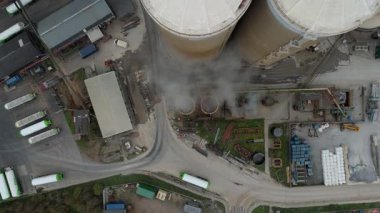 Geniş Britanya Şeker Fabrikası Altyapısının Üzerinde Büyük Depolama Siloları ve Egzoz Plumlarıyla Sinema Uçuşu
