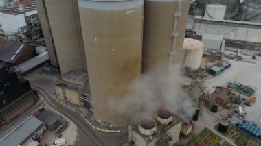 Geniş Britanya Şeker Fabrikası Altyapısının Üzerinde Büyük Depolama Siloları ve Egzoz Plumlarıyla Sinema Uçuşu