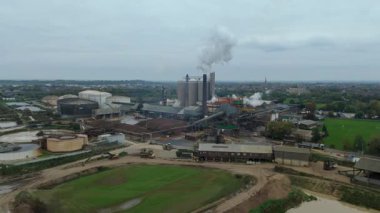 Geniş Britanya Şeker Fabrikası Altyapısının Üzerinde Büyük Depolama Siloları ve Egzoz Plumlarıyla Sinema Uçuşu