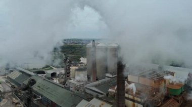 Geniş Britanya Şeker Fabrikası Altyapısının Üzerinde Büyük Depolama Siloları ve Egzoz Plumlarıyla Sinema Uçuşu